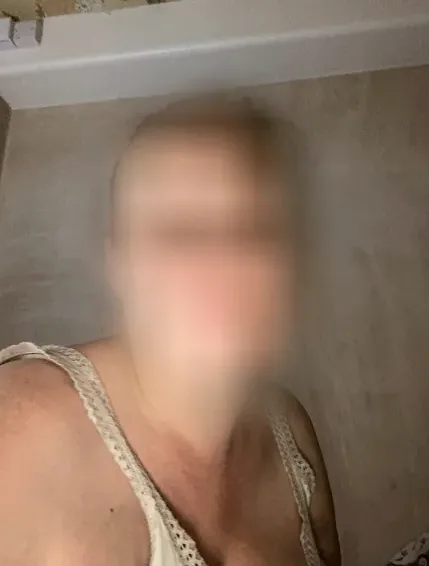 Emilia, 39