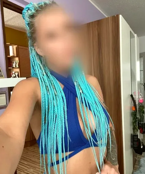 Emily, 33
