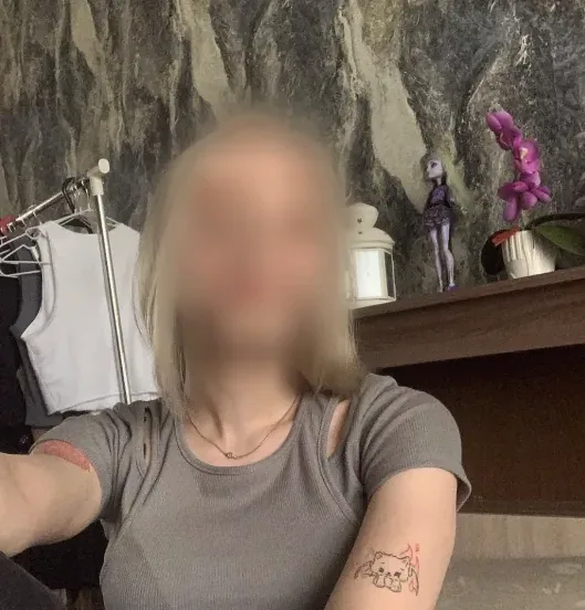 Larissa, 19