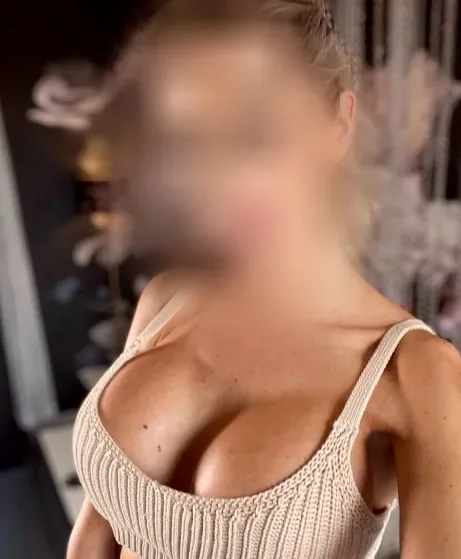 Manuela, 36