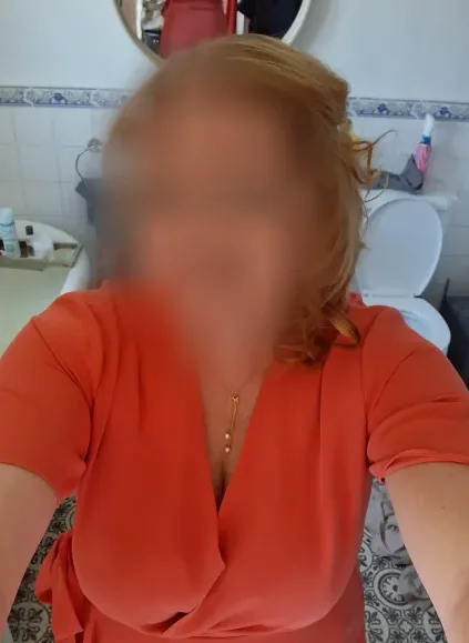 Manuela, 38